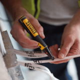 Testeur tension detecteur metal Stanley FMHT82567 0