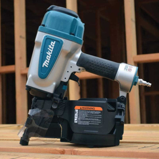 Cloueuse a bobine de charpente Makita AN902