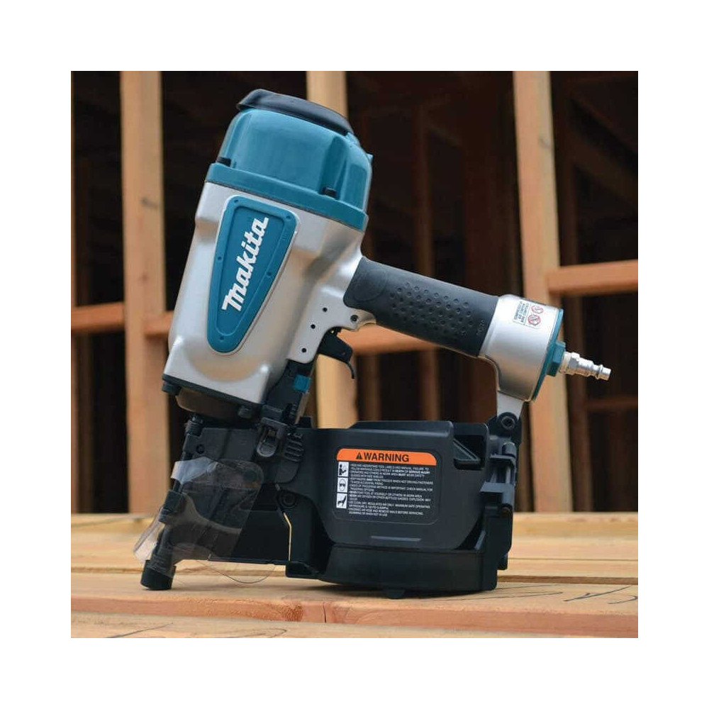 Cloueuse a bobine de charpente Makita AN902
