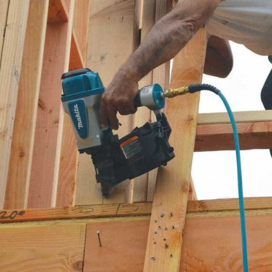 Cloueuse a bobine de charpente Makita AN902