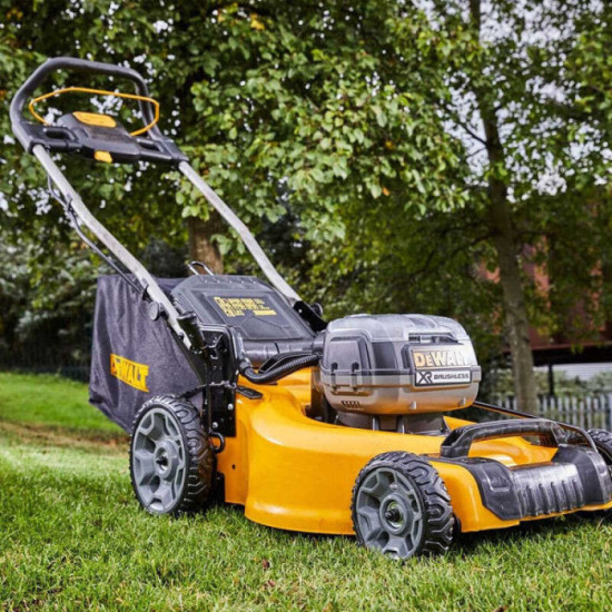 Tondeuse 36V xr largeur de coupe 48 cm Makita DCMW564N